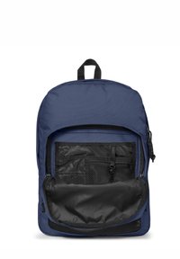 Marinblå ryggsäck i tyg, med ett stort huvudfack som har en svart innerficka och en zip-försedd framficka. Strukturerad yta.