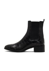 Botines negros hasta el tobillo con textura de cocodrilo, puntera afilada, paneles laterales elásticos y un tacón bajo apilado. Superficie lisa con un diseño elegante.