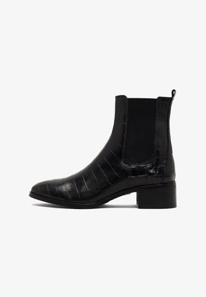 Zwarte enkelboots met een krokodillenstructuur, spitse neus, elastische zijkanten en een lage, gestapelde hak. Gladde oppervlakte met een slank ontwerp.