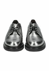 Scarpe lacci in argento metallico con superficie lucidata, suole in gomma nera e cuciture decorative lungo i fori dei lacci.