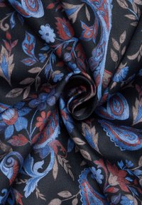 Dunkles Gewebe, gewunden mit floralem und Paisley-Muster in Blau-, Rot- und Beigetönen.