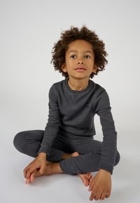 Grau Baumwollpyjama mit gerippter Textur, slim fit, langen Ärmeln, rundem Ausschnitt und dezenten Steppdetails.