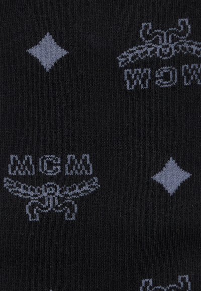 Μαύρος υφασμάτινος καμβάς με γκρι ψηφιακά σχέδια διαμαντιών και στυλιζαρισμένο κείμενο "WCN" που περιβάλλει αφηρημένα γεωμετρικά μοτίβα.