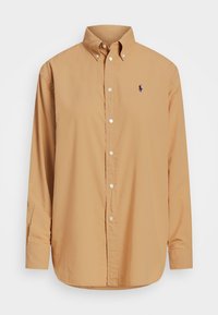 Camicia beige a maniche lunghe con bottoni, in misto cotone, colletto classico, con un piccolo logo blu navy sul petto e orlo dritto.