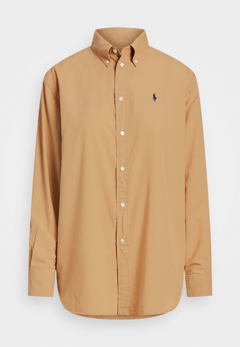 Camicia beige a maniche lunghe con bottoni, in misto cotone, colletto classico, con un piccolo logo blu navy sul petto e orlo dritto.