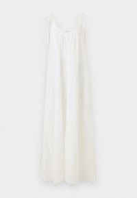 Λευκό μάξι φόρεμα χωρίς μανίκια με δέσιμο στους ιμάντες των ώμων και σούρα στη λαιμόκοψη, κρεμασμένο σε απλό φόντο.