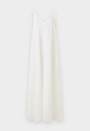 Valge varrukateta maksikleit, millel on õlapaelad lipsuga ja kogutud kaelus, riputatud ühevärvilise tausta ees.