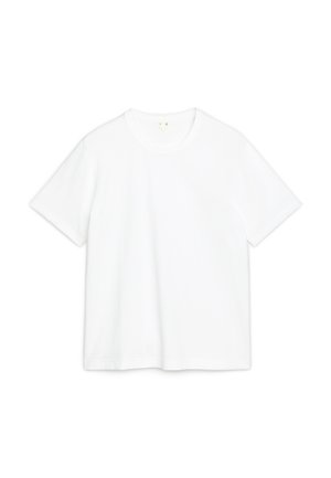 Weißes Baumwoll-T-Shirt mit kurzen Ärmeln, Rundhalsausschnitt, gerader Schnitt. Glatte Textur, keine sichtbaren Muster oder Akzente. Einfaches und minimalistisches Design.