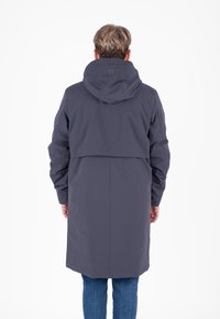 Cappotto impermeabile grigio con cappuccio, apertura posteriore e maniche lunghe. Realizzato in tessuto liscio, presenta un dettaglio a bottoni sul cappuccio e un design elegante.