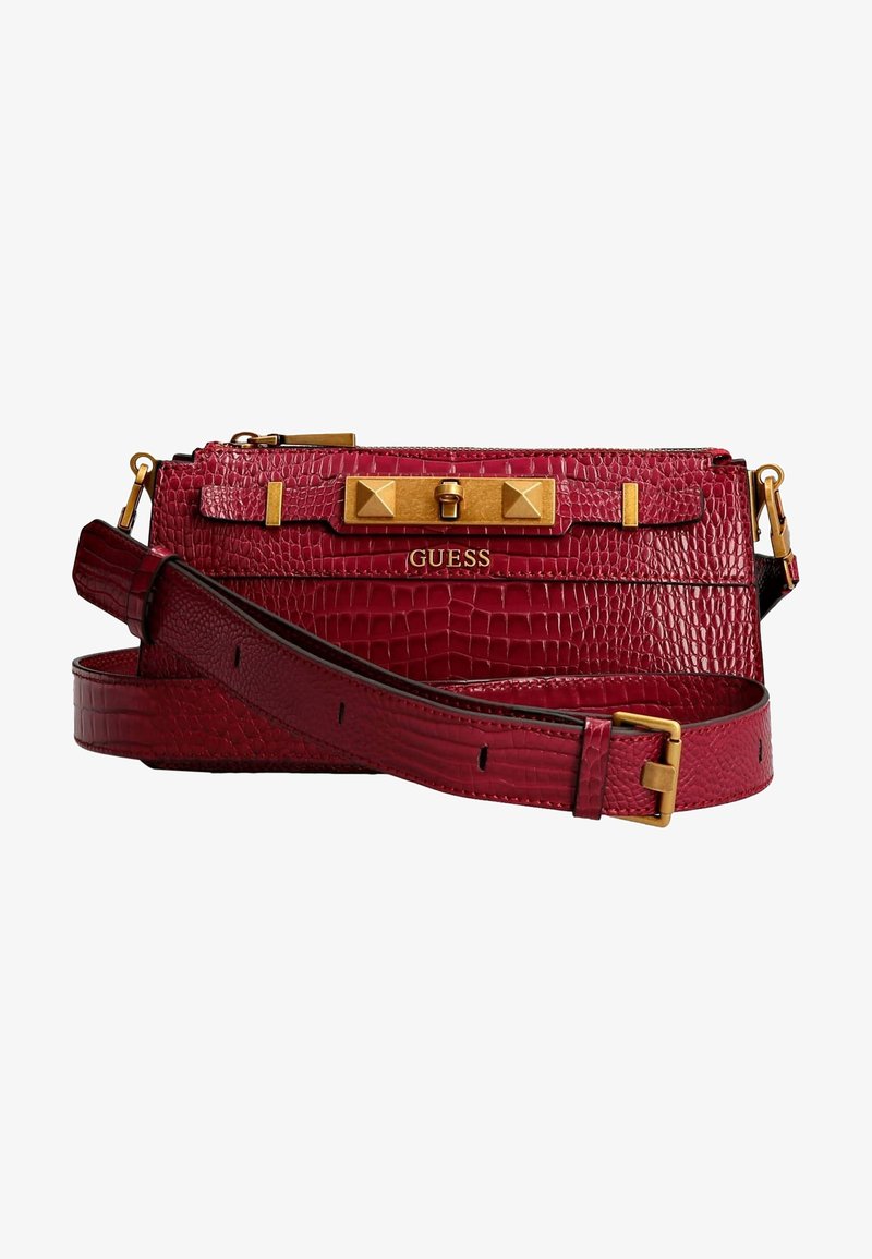Bolso burdeos con relieve de cocodrilo y herrajes dorados, que presenta un candado prominente, correa ajustable y un detalle del logo en la parte frontal.