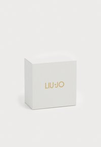 Cutie de cadou alb�ă cu o suprafață texturată, având un logo auriu "LIU-JO" pe față. Formă pătrată, design minimalist, potrivită pentru accesorii.