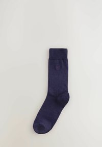 Calza viola con polsino a coste, texture liscia e un piccolo logo vicino alla caviglia. Design semplice e monocromatico, adatta per abbigliamenti casual o formali.