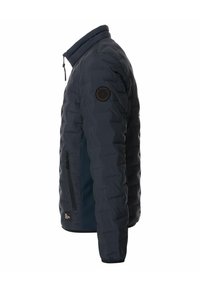 Marineblaue Steppjacke mit Stehkragen, gestepptem Material, seitlichem Reißverschlussfach und einem Logopatch auf der Schulter.