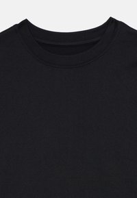 T-shirt en coton noir avec un col rond, texture lisse et sans motifs ni accents visibles. Design épuré et simple.