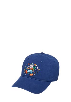 Cappellino da baseball blu con personaggio dei cartoni animati ricamato che indossa un cappello, uno zaino e scarpe arancioni, circondato da stelle e forme colorate.