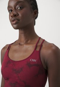 ICANIWILL DEFINE SEAMLESS TIE DYE BRA - Vidutiniškai krūtinę prilaikanti sportinė liemenėlė - red