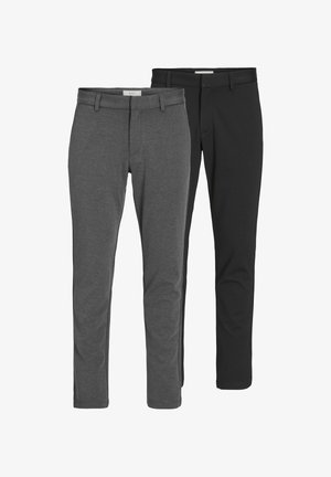 Deux paires de pantalons classiques : une en mélange de coton gris, l'autre en mélange de coton noir. Les deux présentent un design ajusté avec passants de ceinture et une finition lisse.