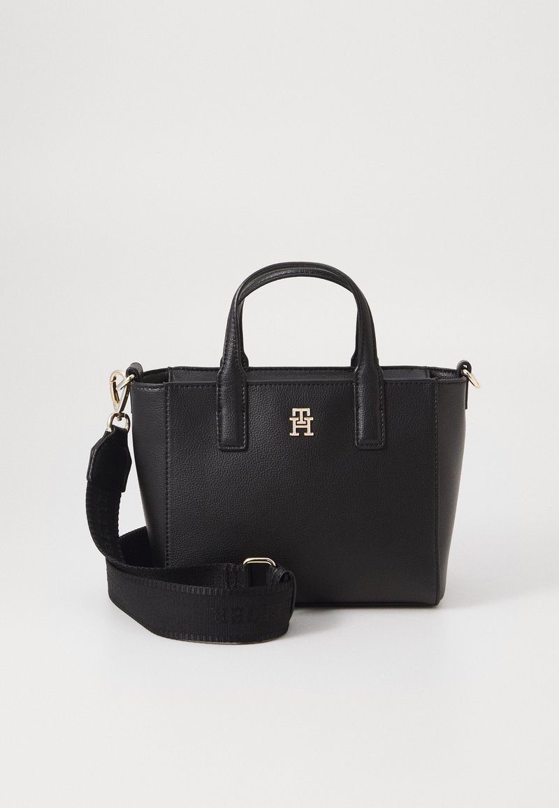 Borsa a tracolla nera in pelle con design strutturato, due manici superiori, tracolla rimovibile e logo dorato sulla parte anteriore. Finitura testurizzata.