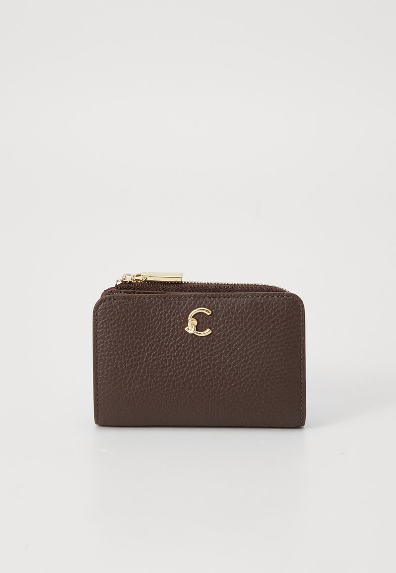 Carteira de couro castanho com um acabamento texturizado, apresentando um fecho de correr dourado e um detalhe with o logótipo. Forma retangular compacta, design minimalista.