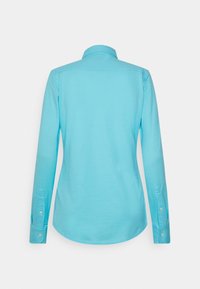 Camisa de manga larga azul claro con cuello, que cuenta con puños abotonados y un acabado de tejido liso y texturizado.