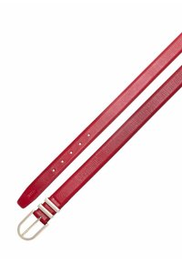 Czerwony skórzany pasek o teksturowanym wykończeniu, z wieloma otworami do regulacji i srebrnym metalowym zapięciem.