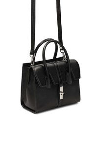 Čierna kožená taška so štruktúrovaným povrchom, dvoma rukoväťami, klopou na uzavretie, strieborným zámkom na otočenie a odnímateľným ramenným popruhom.