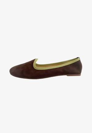Chaussure plate en daim marron avec bordure vert clair et petit talon, conçue pour un usage décontracté ou intérieur.