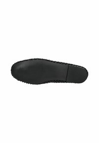 Suola di scarpa nera con un motivo testurizzato e piccole protuberanze lungo i bordi, centro liscio e profilo piatto per una maggiore stabilità.