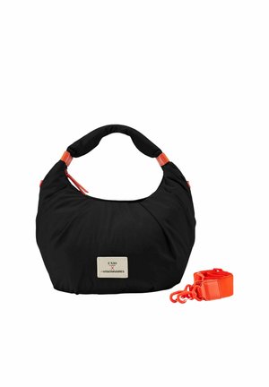 Sac d'épaule en tissu noir doux avec des accents orange, un écusson logo à l'avant, et une sangle orange détachable à côté.