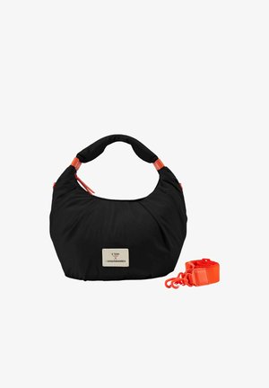 Sac d'épaule en tissu noir doux avec des accents orange, un écusson logo à l'avant, et une sangle orange détachable à côté.