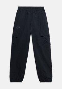 Μαύρο καρό cargo παντελόνι με ελαστική μέση, εξοπλισμένο με πλαϊνές τσέπες και τελειώματα με μανσέτα. Σχεδιασμένο για άνεση και λειτουργικότητα.