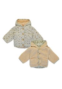Due giacche per bambini: una con un tessuto beige chiaro caratterizzato da stampe animali e l'altra in felpa rosa cipria, con tasche frontali e bottoni.