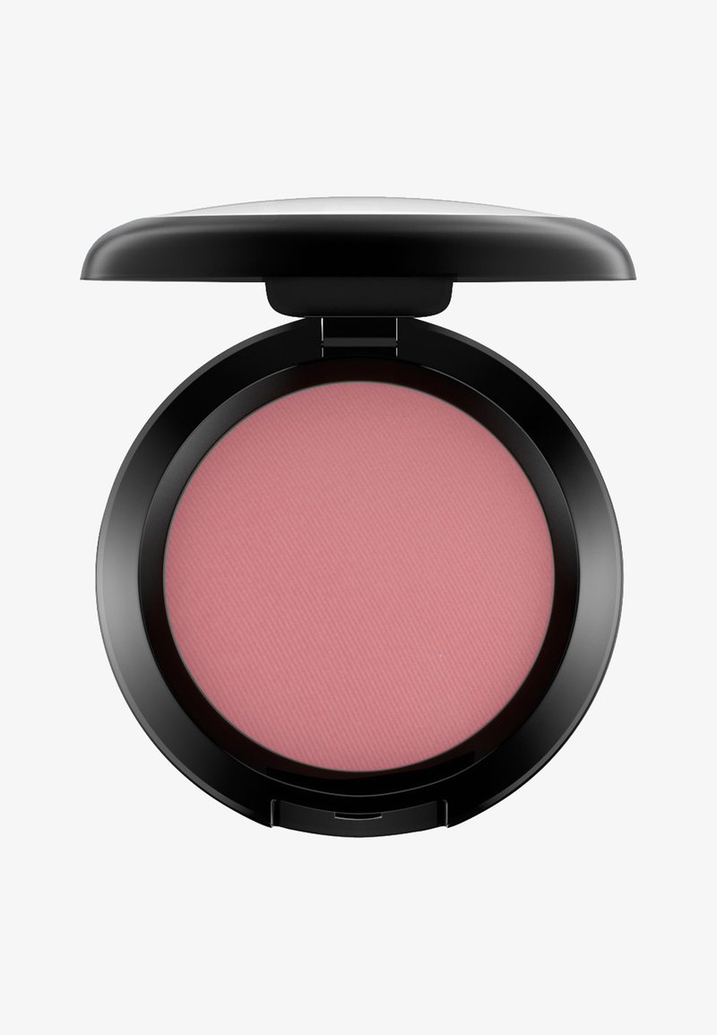 Ronde zwarte compact met een zachte roze blush. De blush heeft een gladde, matte textuur met fijne lijnen die in het oppervlak zijn geperst.