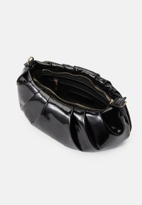 Geantă din piele lacuită neagră cu textură plisată, închidere cu fermoar superior și buzunare interioare. Prezintă accesorii din metal de culoare aurie.