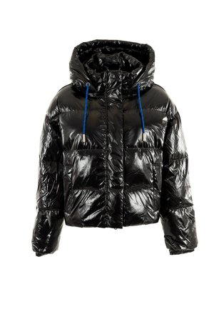 Giacca a vento nera con finitura lucida e trapuntata. Presenta un cappuccio, lacci blu e due tasche frontali. Design squadrato con isolamento spesso.