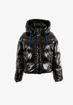 Giacca a vento nera con finitura lucida e trapuntata. Presenta un cappuccio, lacci blu e due tasche frontali. Design squadrato con isolamento spesso.