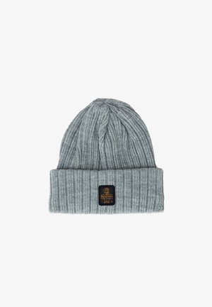 Cappello beanie grigio a maglia con texture a coste e risvolto. Presenta un piccolo patch logo testurizzato in nero e oro.