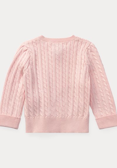 Pulover roz cu model torsadă, mâneci lungi și manșete, tiv și decolteu cu reiat, văzut din spate pe fundal alb.