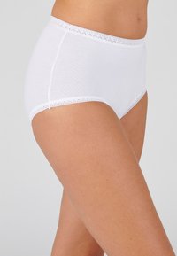 Mutande alte in cotone bianco con bordi in pizzo, caratterizzate da una texture liscia e un design a copertura totale, mostrate da un'angolazione laterale.