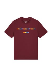 Bordeauxrood T-shirt van katoen met korte mouwen. Tekst: "SPREAD LOVE NOT HATE" in kleurrijke letters boven een rij harten in verschillende kleuren.