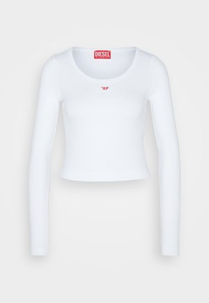 Balts garām piedurknēm īsais tops, kas izgatavots no ribotā auduma, ar apaļu kakla izgriezumu un mazu sarkanu Diesel logo izšuvumu krūšu daļā.