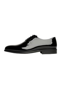 Schwarze lackierte Lederschuhe mit glatter Oberfläche, runder Zehenpartie, fünf Ösen für die Schnürung und niedrigem, gestapeltem Absatz.