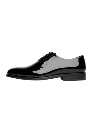 Schwarze lackierte Lederschuhe mit glatter Oberfläche, runder Zehenpartie, fünf Ösen für die Schnürung und niedrigem, gestapeltem Absatz.