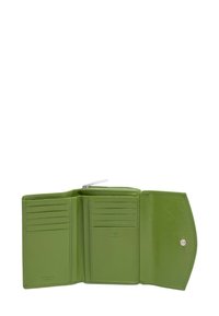 Grünes Lederportemonnaie mit mehreren Kartenfächern, Reißverschlussfach und Druckknopfverschluss. Glatte Textur und klares Design ohne Muster.