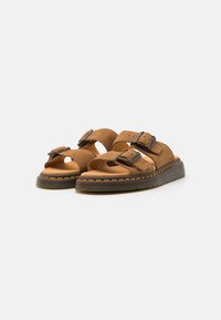 Sandale din piele maro, cu două curele cu cataramă ajustabilă, design cu vârful deschis și o talpă groasă neagră cu accente de cusătură portocalie.