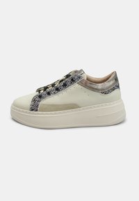 Sneakers platform bianchi con accenti beige testurizzati e metallici, caratterizzati da un pannello laterale a fantasia e lacci testurizzati.