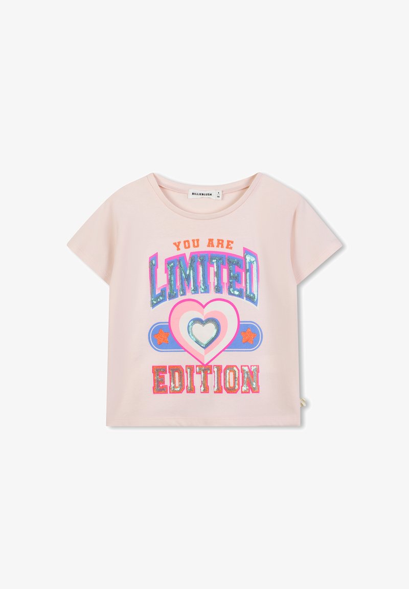 Roze T-shirt met korte mouwen met een kleurrafisch ontwerp dat "JIJ BENT EEN BEPERKTE EDITIE" zegt, omringd door harten en sterren, gemaakt van zachte stof.