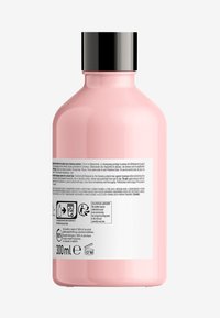 Rosa sjampo flaske med rund form. Svart kork. Baketiketten inkluderer bruksanvisning og resirkuleringsinformasjon. Volum: 300 ml.