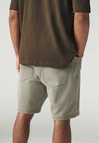 Next REGULAR FIT - Pantaloni scurți - khaki green