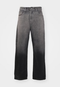 Jeans de tiro alto y pierna recta con un desvanecimiento de gris en la parte superior a negro en la parte inferior, que cuentan con bolsillos frontales y passadores para cinturón.